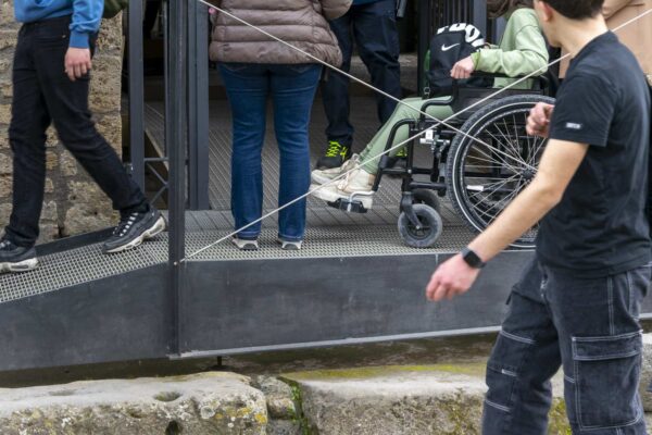 Accès à Pompéi pour les personnes handicapées par une rampe métallique