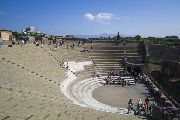 Marches du grand théâtre de Pompéi avec des visiteurs en train d'explorer
