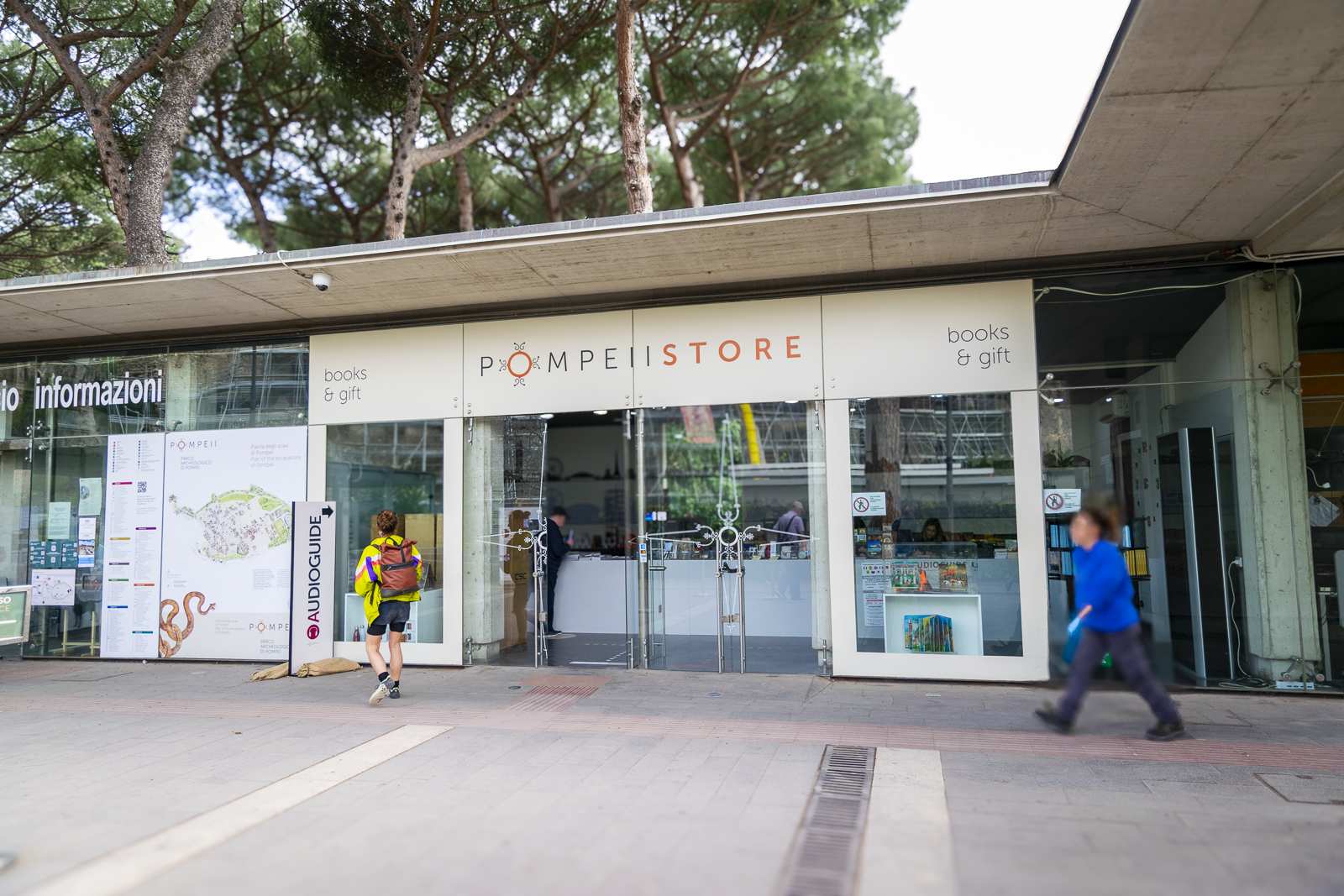 Infresso du Pompeii Store, une librairie et un magasin de souvenirs à l'entrée des fouilles de Pompéi