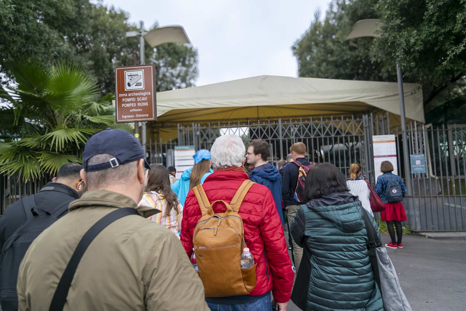 Entrée du site archéologique de Pompéi par la porte de l'Amphithéâtre avec des touristes dans la file d'attente