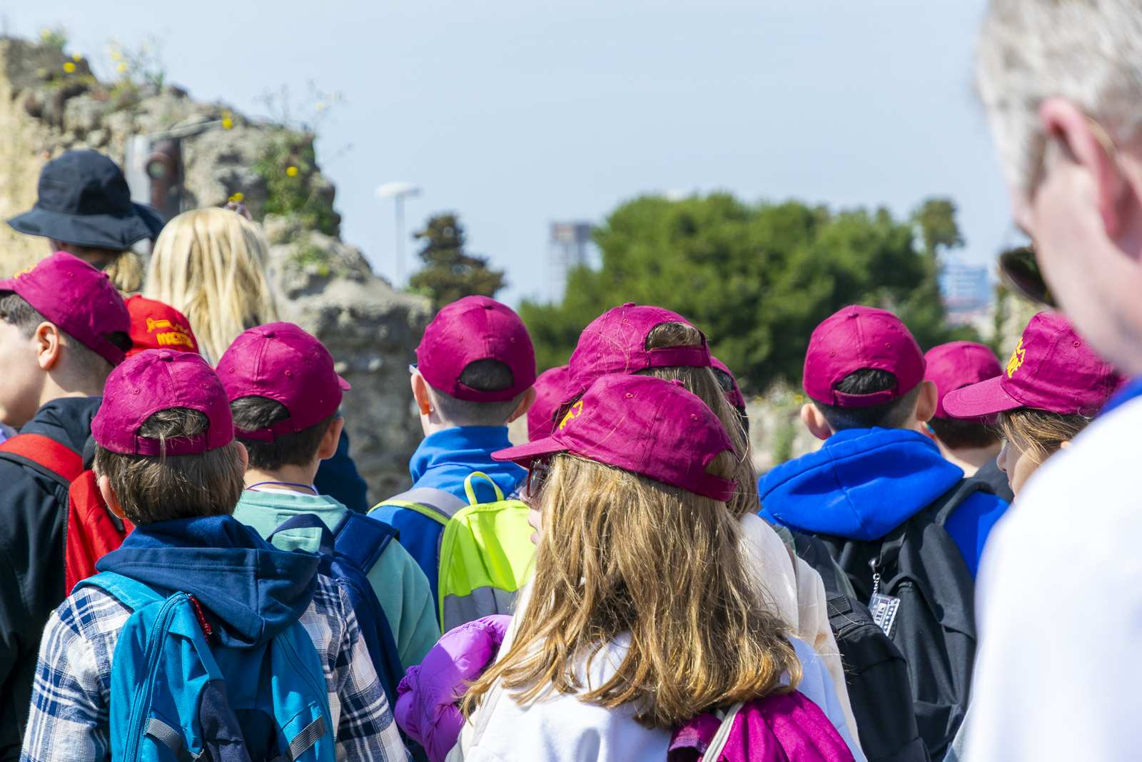Groupe d'écoliers en bonnet rouge visitant les ruines de Pompéi