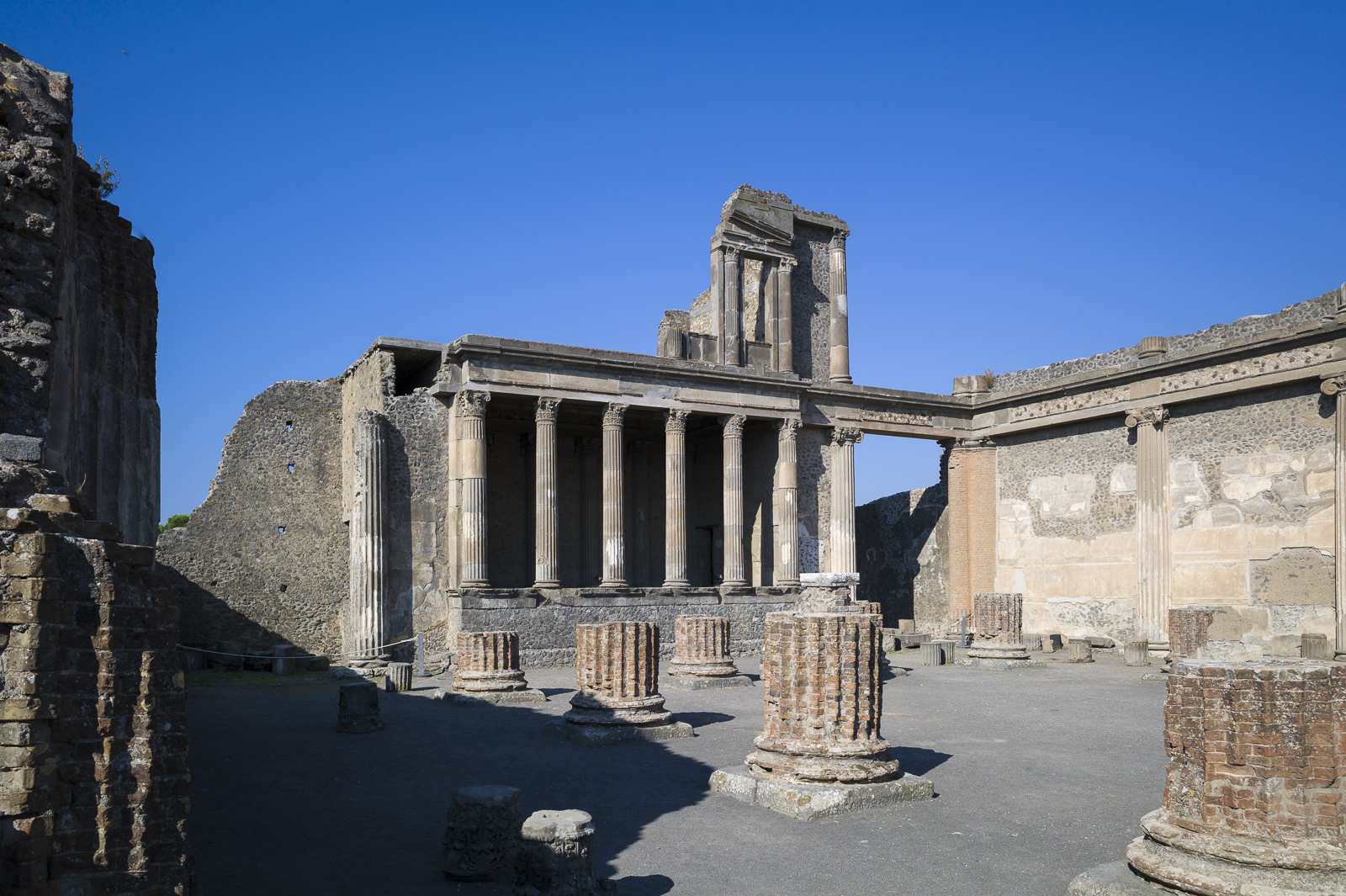 Basilique du Forum de Pompéi par ciel dégagé