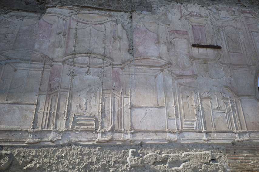 Reliefs muraux et fresques fanées des thermes stabiens à Pompéi