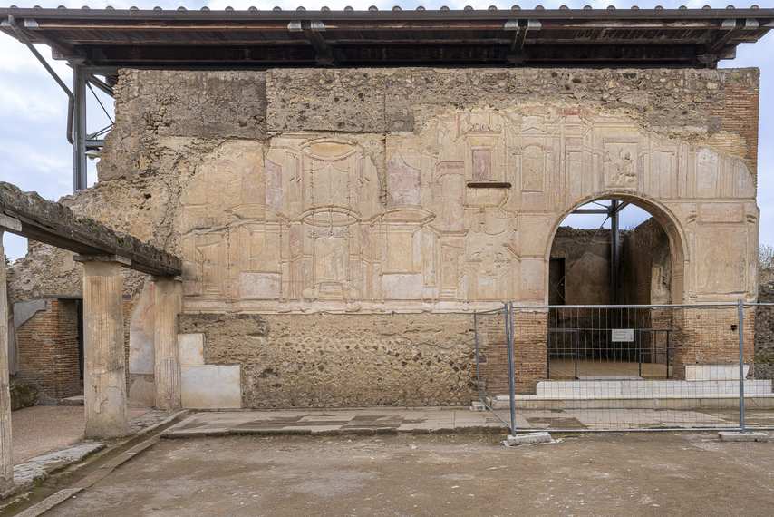 Mur extérieur orné de fresques avec arcade des thermes stabiens