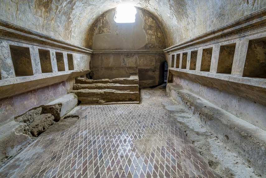 Ancient hall with niches and frescoed walls in the Stabian Baths