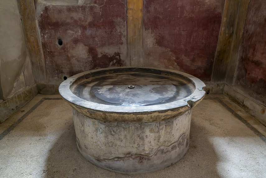 Baignoire ronde en marbre utilisée pour les bains thermaux à Pompéi