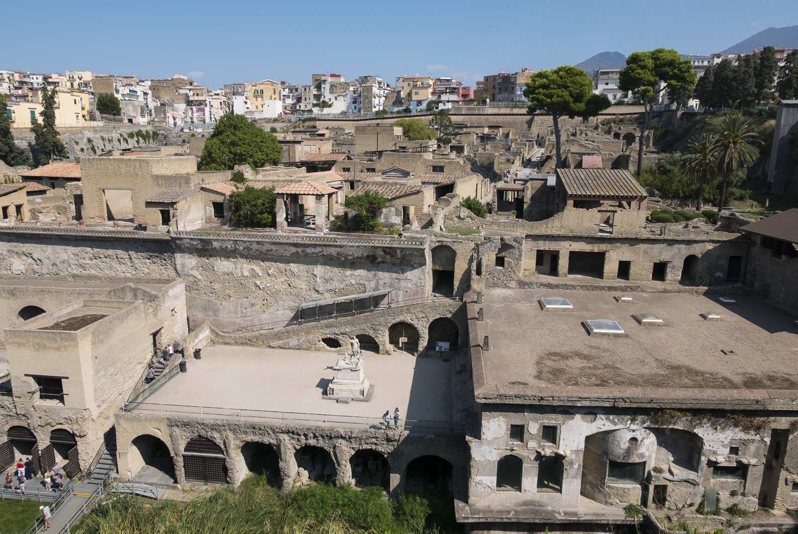 Vue panoramique des fouilles d'Herculanum avec des bâtiments anciens.
