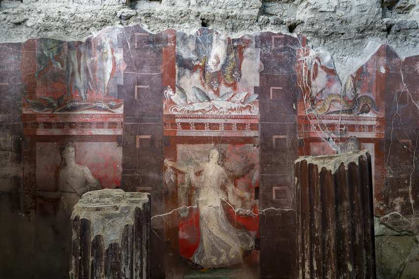 Fresque noire avec colonnes vertes et éléments décoratifs dans la Maison de Thiasos