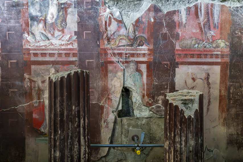 Fresque mythologique avec colonnes endommagées dans la Maison de Thiasos à Pompéi