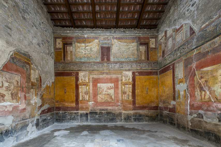 Mur décoré de fresques romaines dans la Maison de Siricus à Pompéi