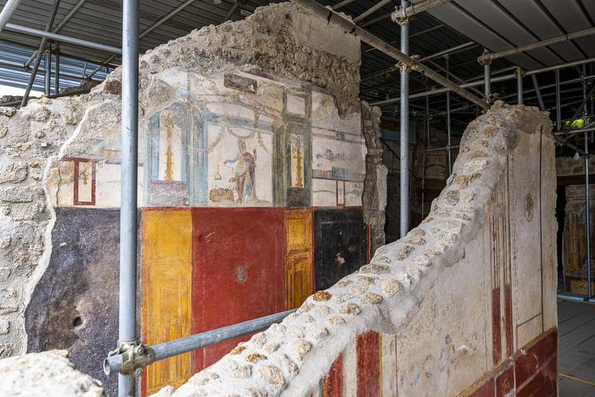Fourth-style fresco in the House of Leda and the Swan in Pompeii
