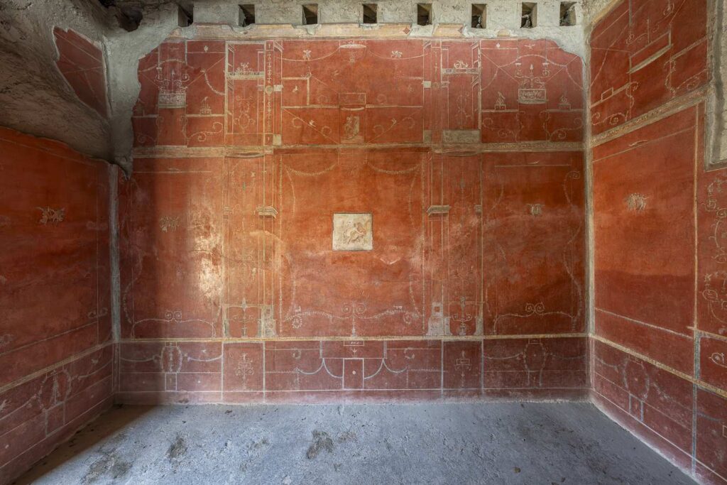 Fresque pompéienne de troisième style sur fond rouge dans la Maison des Murs Rouges à Pompéi