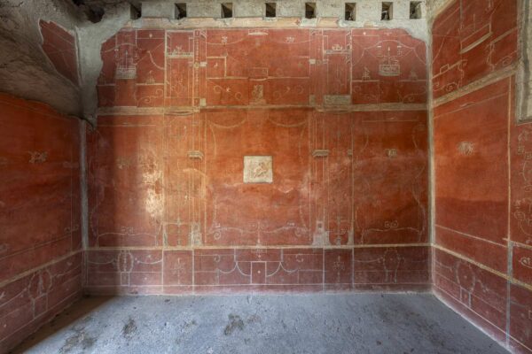 Fresque pompéienne de troisième style sur fond rouge dans la Maison des Murs Rouges à Pompéi