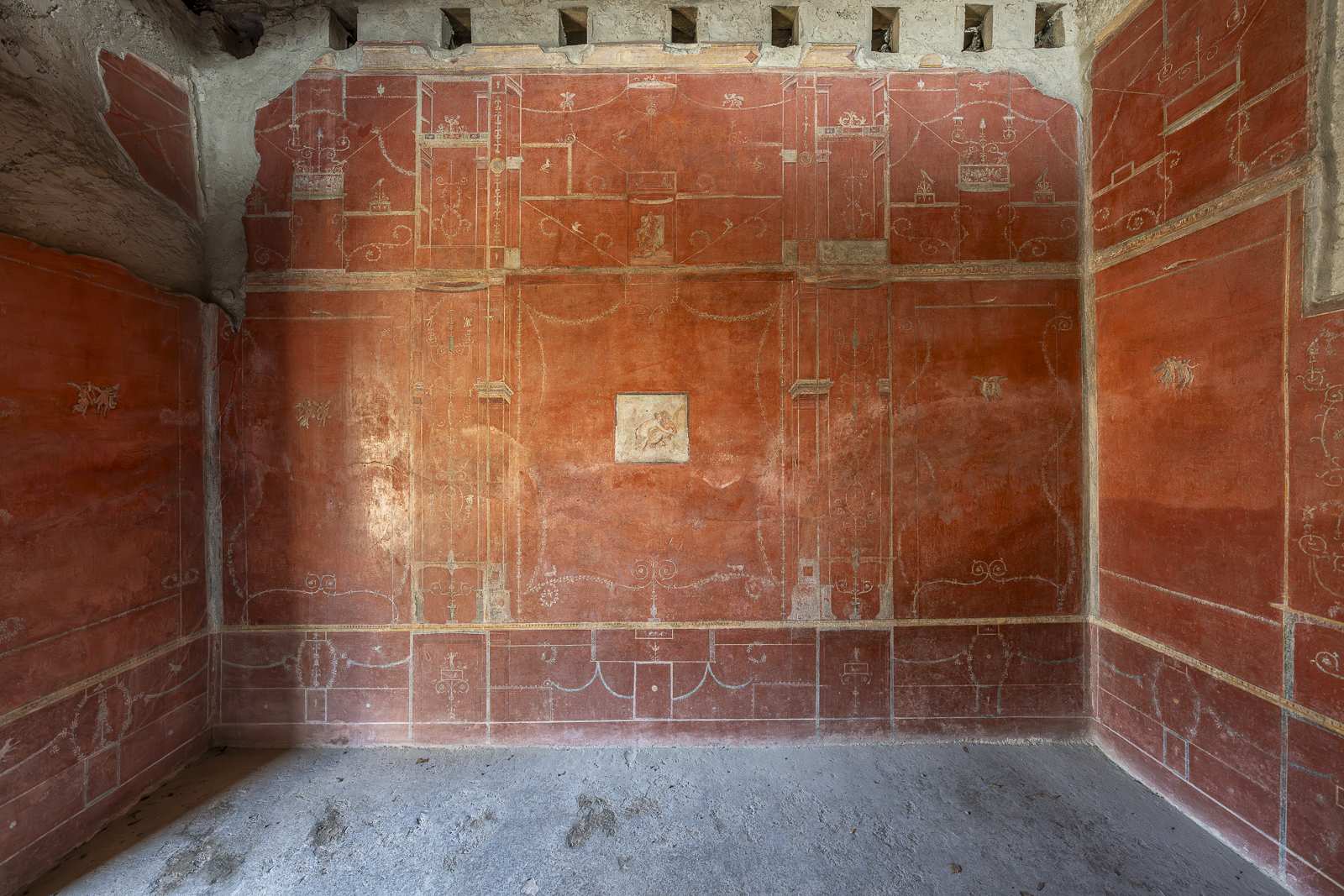Fresque pompéienne de troisième style sur fond rouge dans la Maison des Murs Rouges à Pompéi