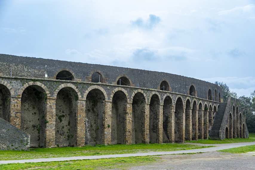 Vue extérieure de l’amphithéâtre de Pompéi