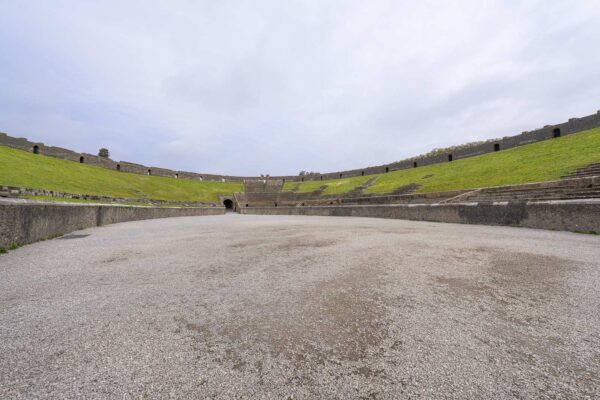 Vue d'ensemble de l'amphithéâtre de Pompéi sous un ciel nuageux.