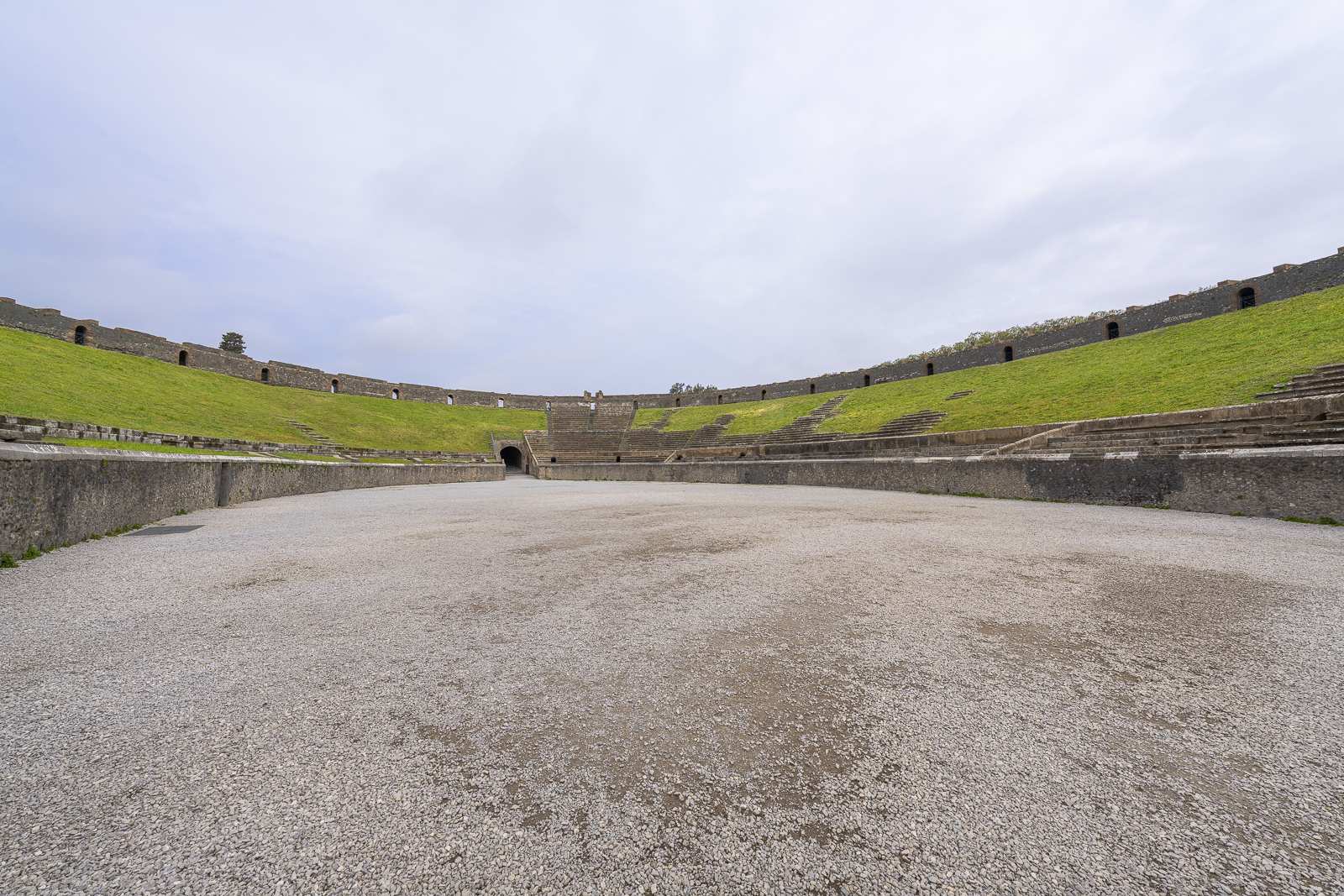 Vue d'ensemble de l'amphithéâtre de Pompéi sous un ciel nuageux.
