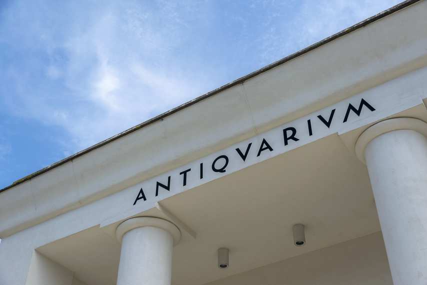 Détail de l’inscription de l’Antiquarium sur la façade principale sous un ciel bleu