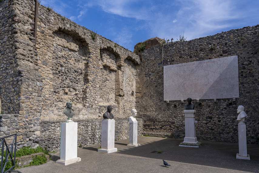 Place avec les bustes de personnages célèbres à l’Antiquarium de Pompéi