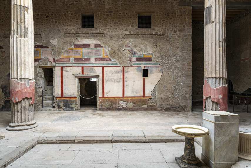Atrium de la Maison des Noces d’argent avec colonnes et peintures murales à Pompéi