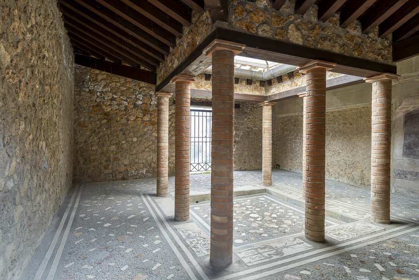 Atrium avec colonnes et impluvium dans la Maison du Cryptoportique à Pompéi