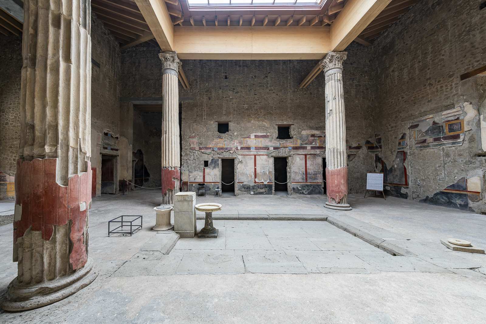 Atrium avec colonnes et fresques dans la Maison des Noces d'Argent à Pompéi
