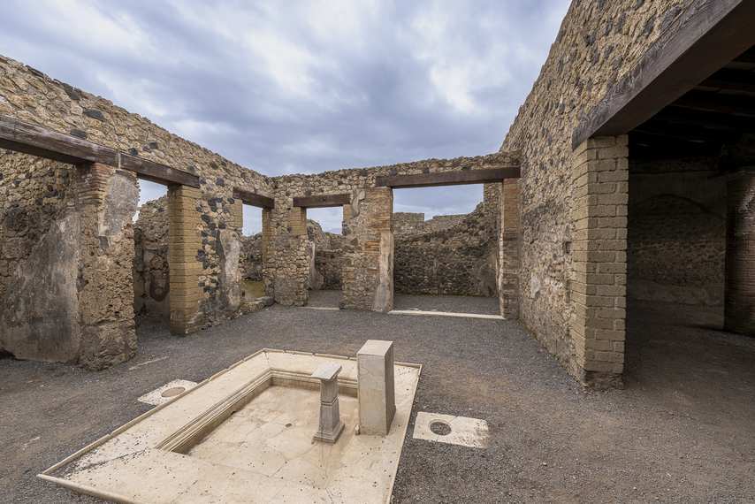 Atrium avec impluvium et colonnes dans la Maison de Siricus à Pompéi