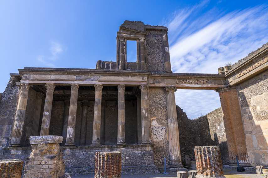 Colonnes et vestiges de la basilique romaine à Pompéi