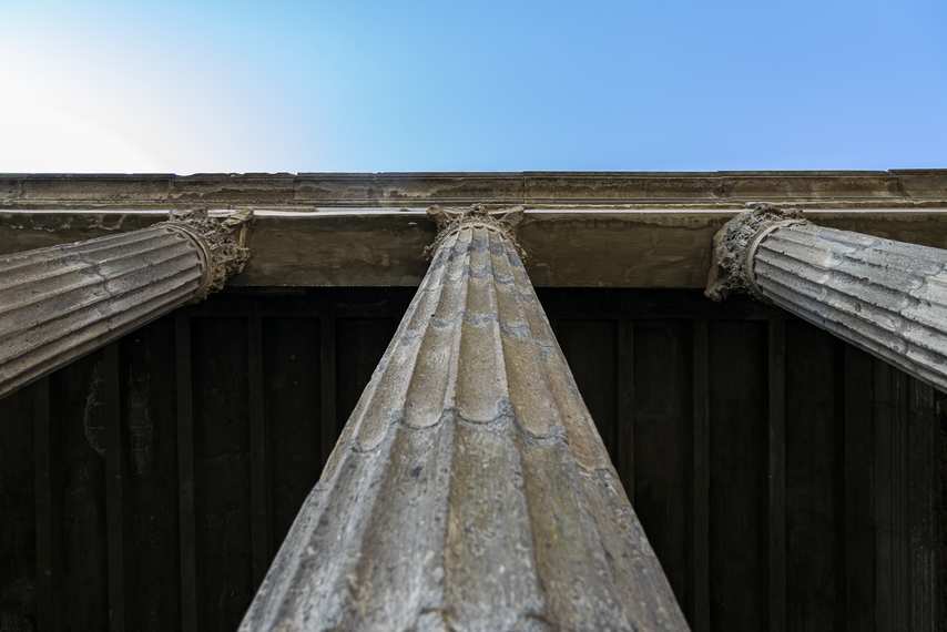 Colonnes vues d’en bas dans la basilique de Pompéi