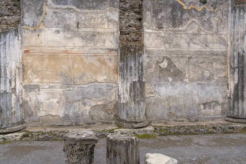 Murs et colonnes ornés de fresques dans la basilique de Pompéi