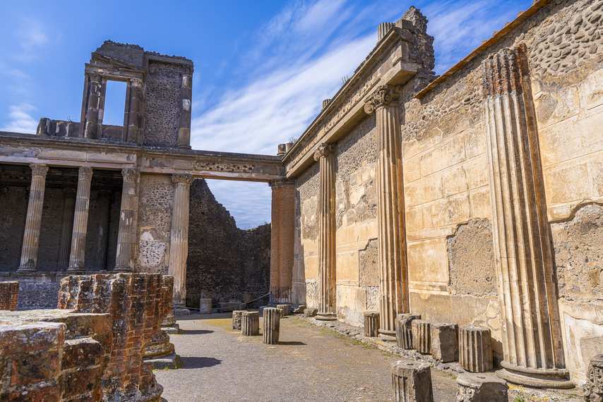 Ruines de la basilique de Pompéi sous un ciel couvert