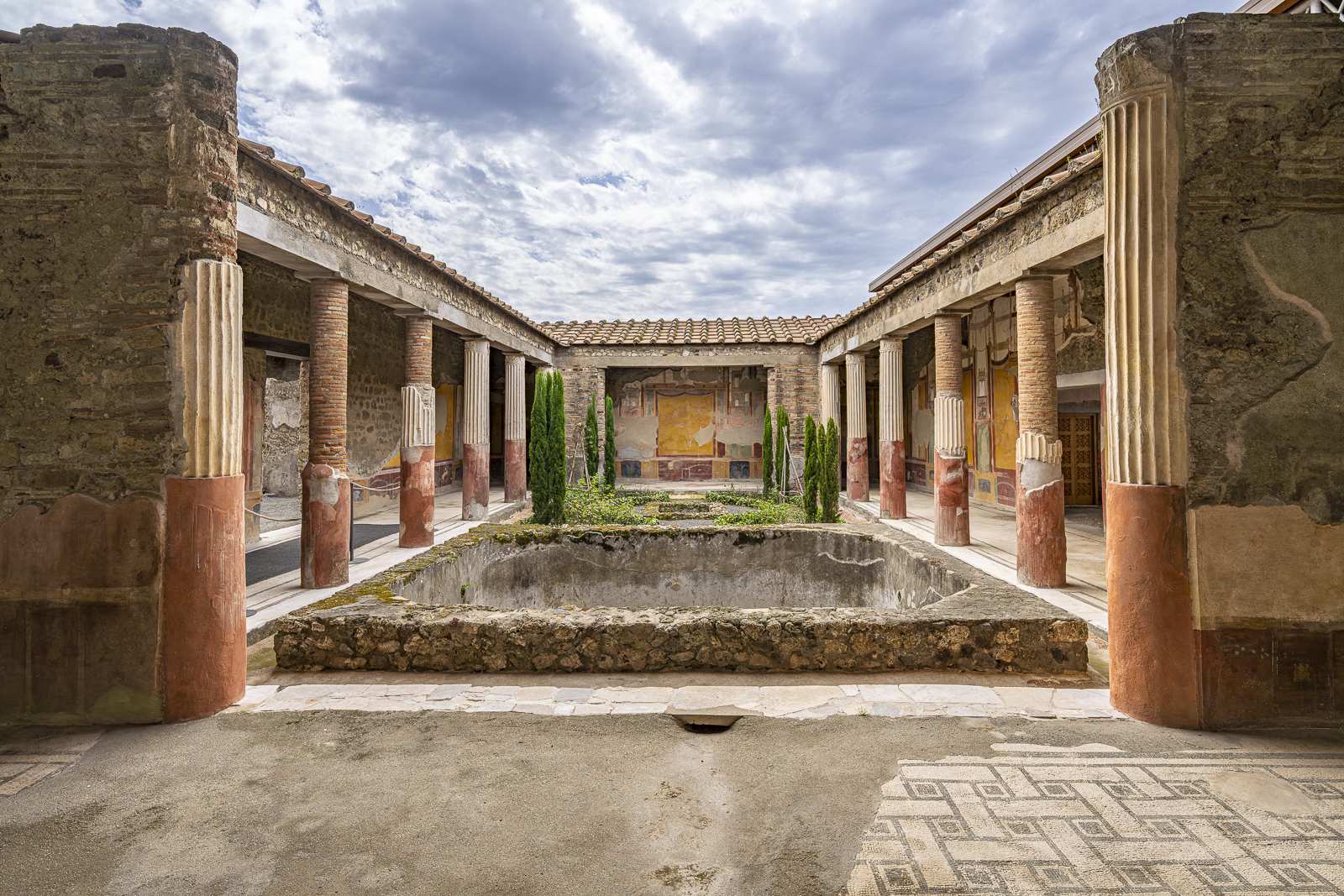 Péristyle de la Maison des Dioscures à Pompéi avec colonnes et fresques