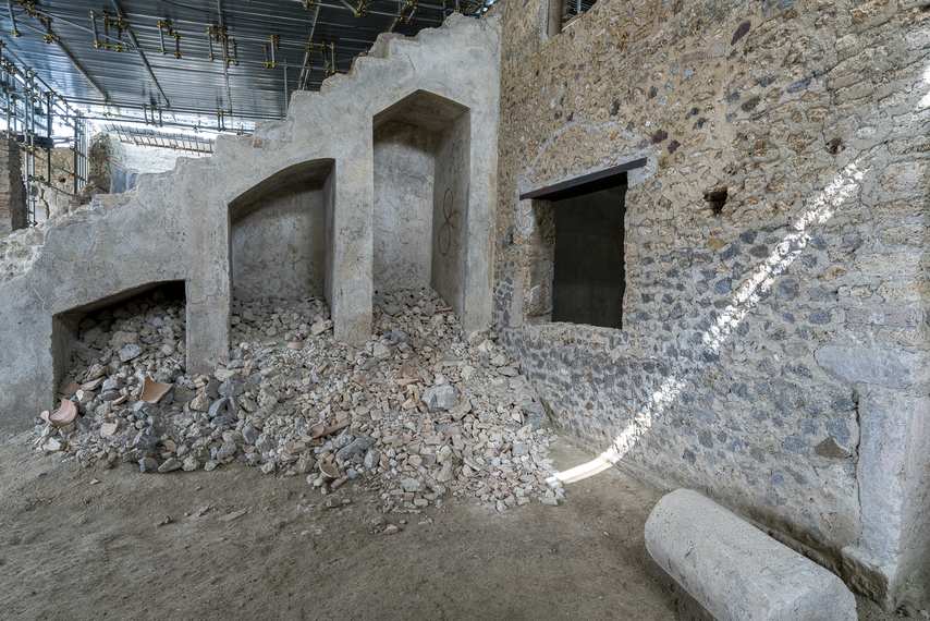 Détail des fouilles et des amas de gravats à l’intérieur de la Maison de Thiasos