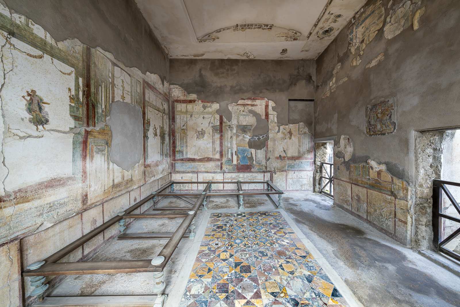 Intérieur de la Maison de l'Ephèbe à Pompéi avec fresques et sol en mosaïque polychrome
