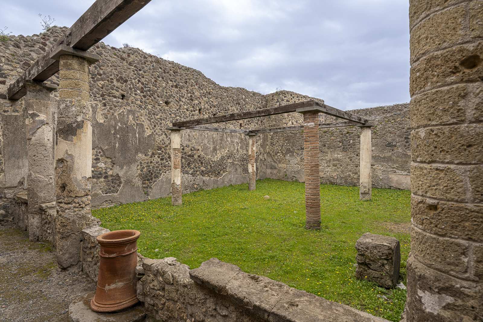 Jardin intérieur avec colonnes et pergola dans la maison de Siricus à Pompéi