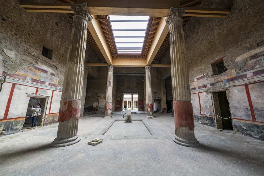 Atrium avec impluvium et colonnes dans la Maison des Noces d’argent à Pompéi