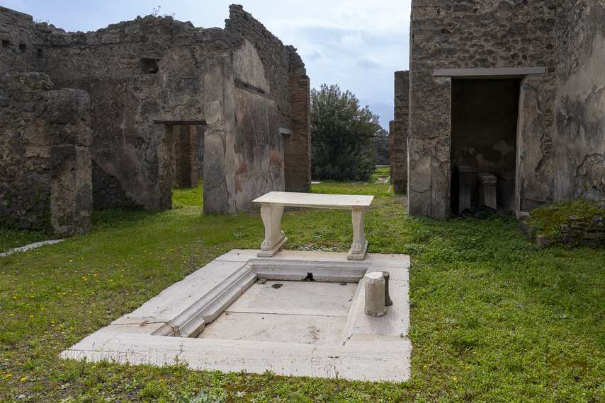 Marble impluvium with table in the House of the Indian Statuette at Pompeii