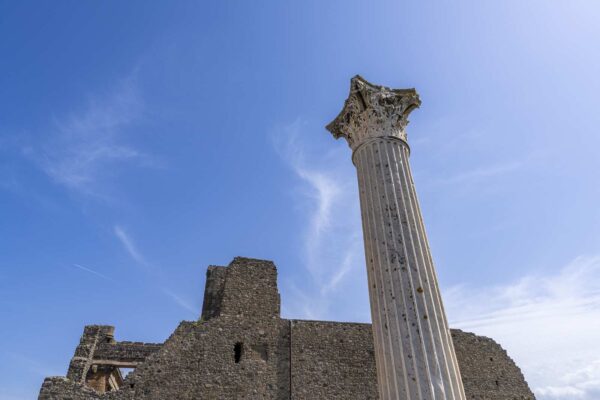 Colonne corinthienne et temple en ruine du sanctuaire de Vénus à Pompéi