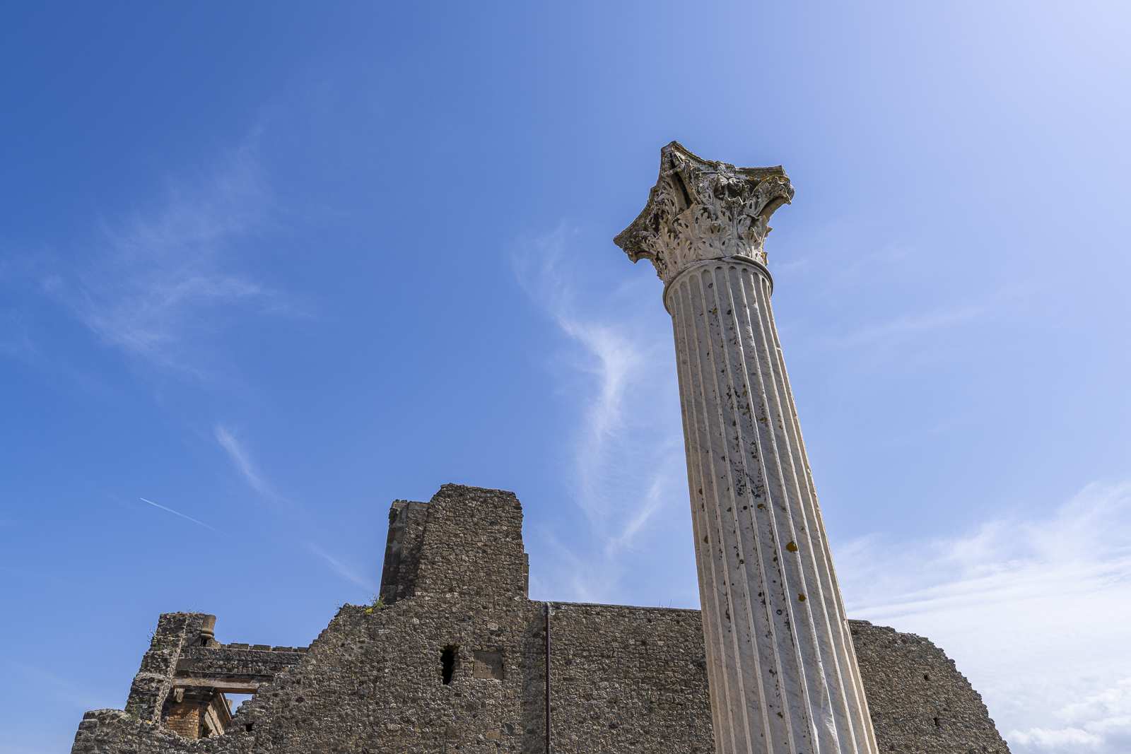 Colonne corinthienne et temple en ruine du sanctuaire de Vénus à Pompéi