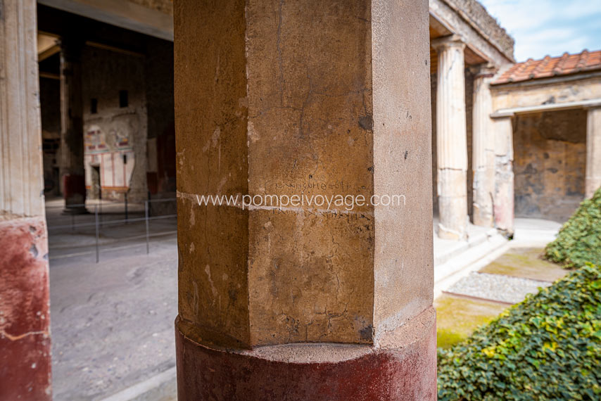 Inscription latine gravée sur une colonne du péristyle de la Maison des Noces d'Argent à Pompéi.