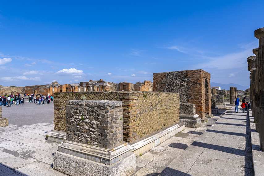 Colonnes et vestiges de la basilique dans le Forum de Pompéi