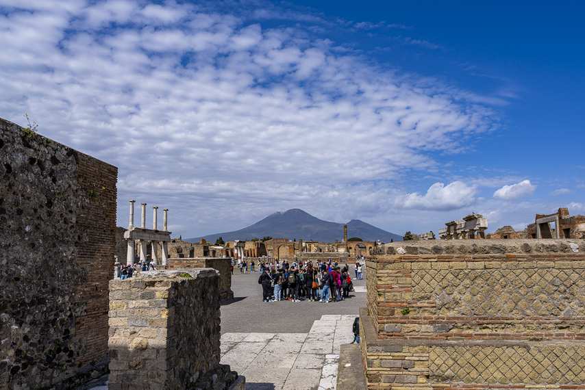 Vue du Vésuve depuis le Forum de Pompéi avec des colonnes au premier plan