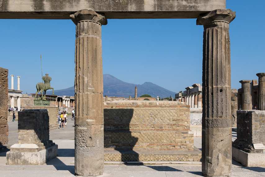 Colonnes antiques du Forum de Pompéi avec vue sur le Vésuve en arrière-plan