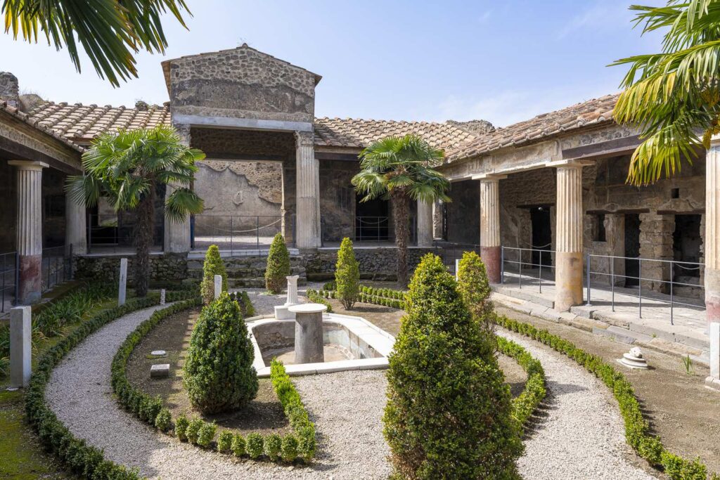 Jardin intérieur entretenu avec des colonnes dans la Maison des Cupidons d'or à Pompéi