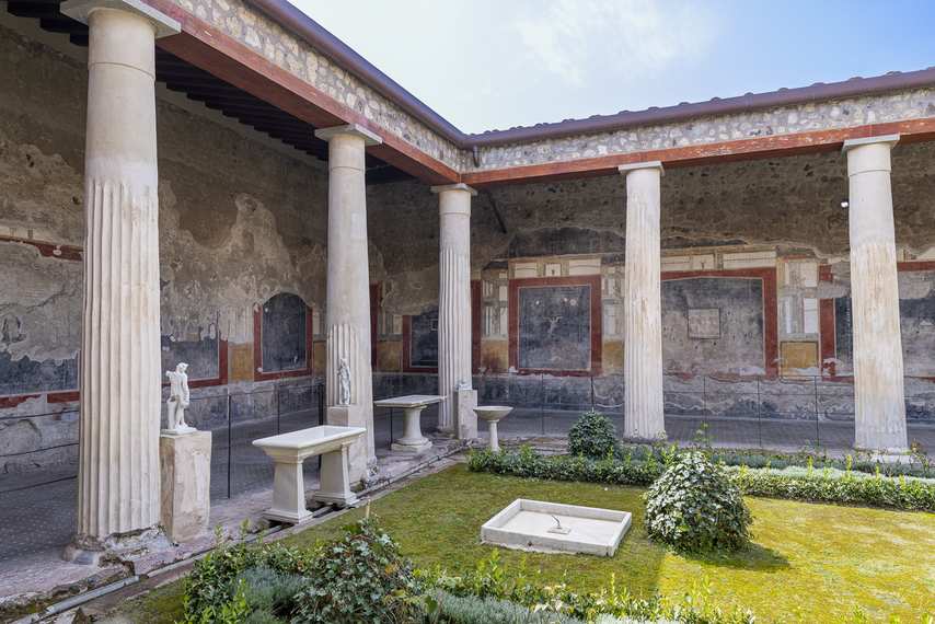 Vue du jardin à colonnade de la Maison des Vettii à Pompéi