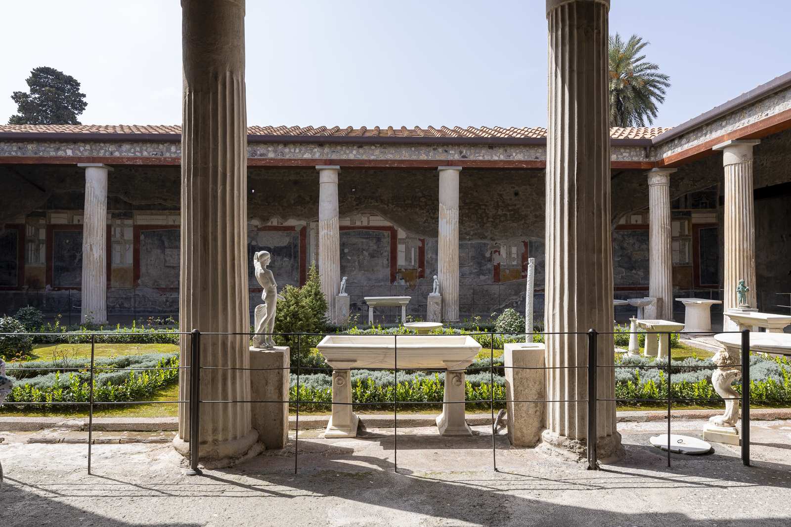 Jardin intérieur avec statues et colonnes dans la maison des Vettii à Pompéi