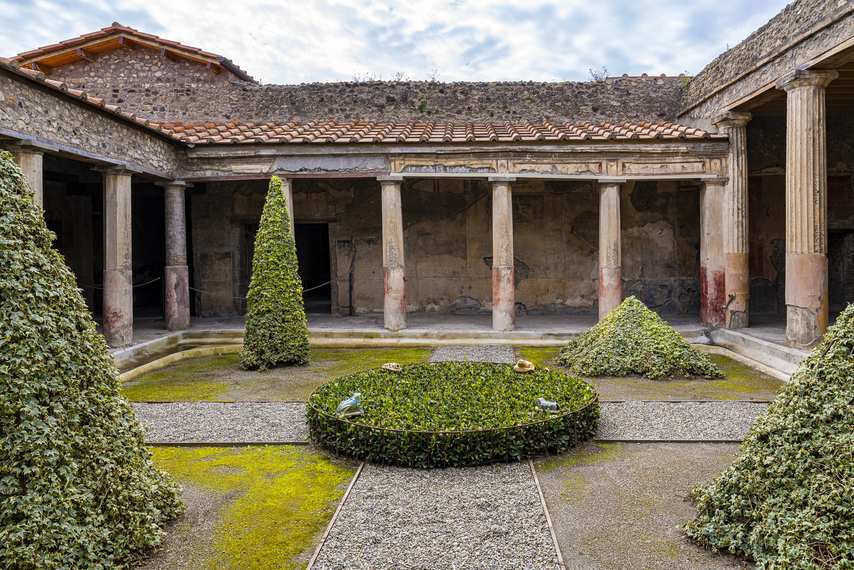 Péristyle avec jardin et colonnes dans la Maison des Noces d’argent à Pompéi
