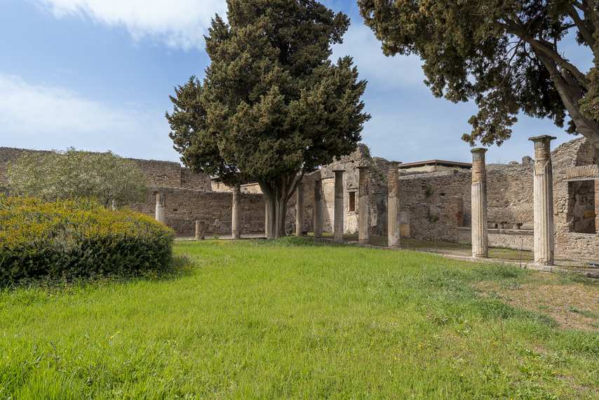 Colonnade de la Maison du Faune à Pompéi avec pelouse et cyprès