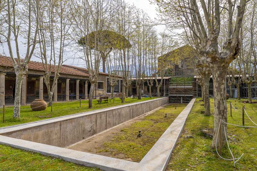 Garden with central pool and portico in the Villa San Marco at Stabiae