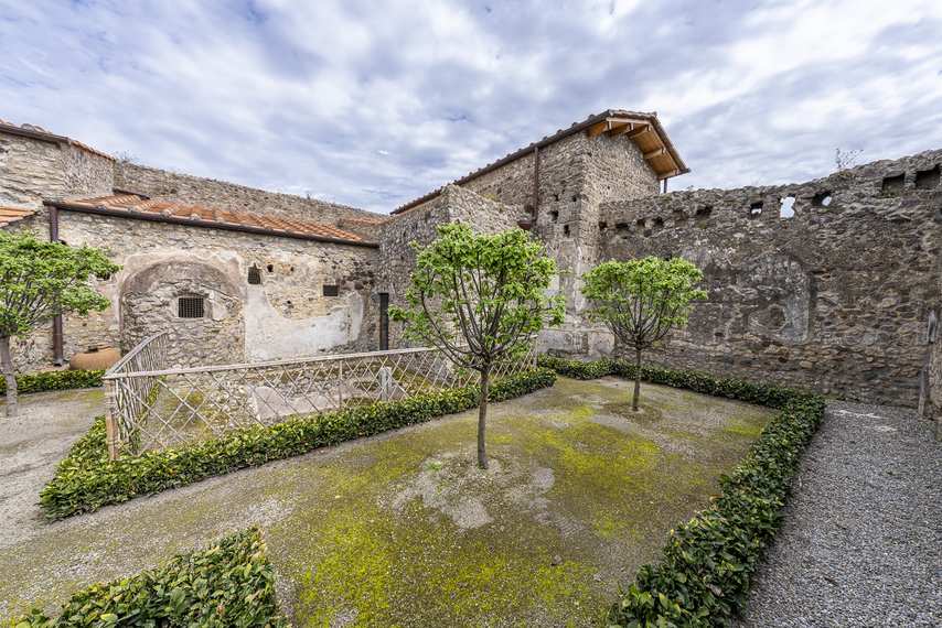 Vue latérale du jardin avec pergola dans la Maison des Noces d’argent à Pompéi